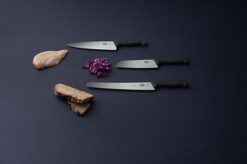 VICTORINOX FIBROX Chef’s Knives SANTOKU KNIFE image 2